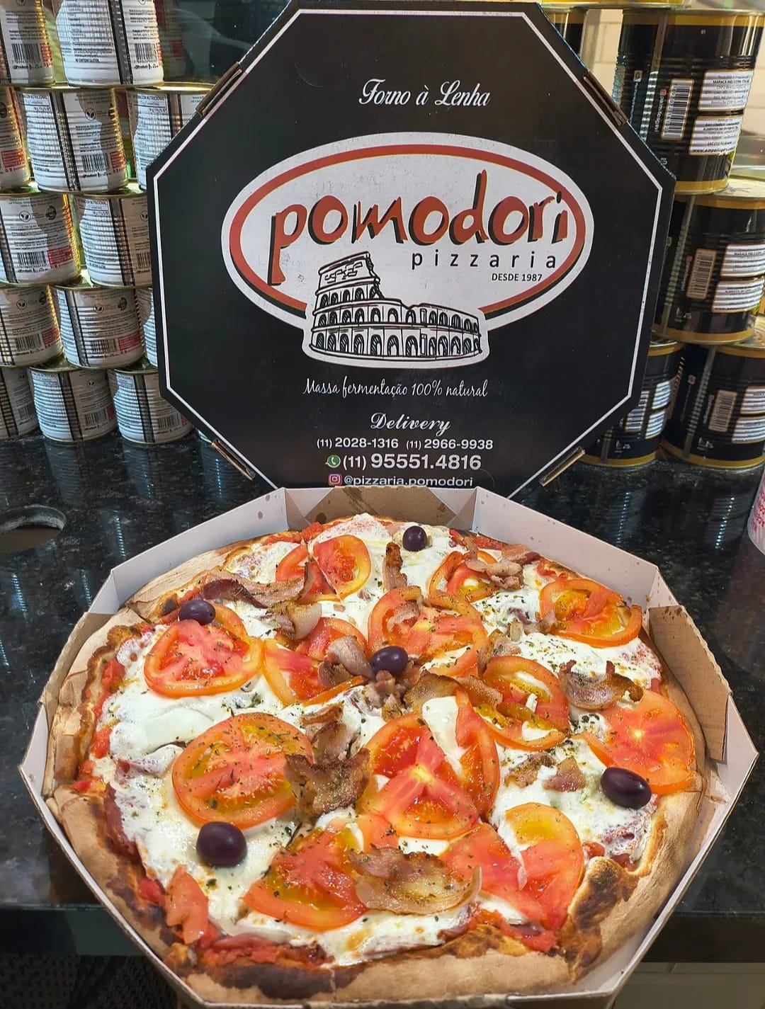 Pizza Do Alemão: calabresa, cebola, tomate em rodelas e mussarela