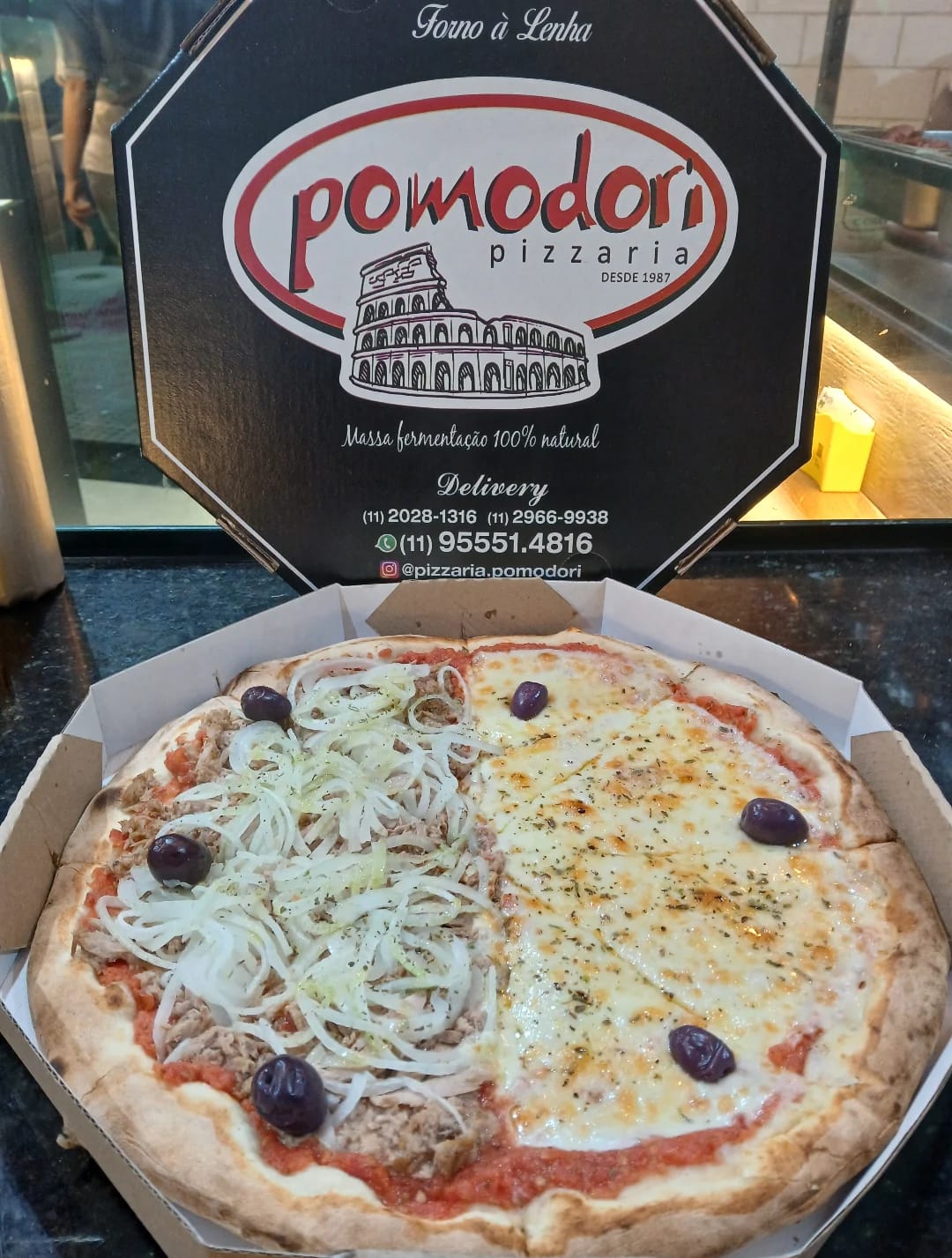 Pizza meio a meio: atum com cebola de um lado e quatro queijos do outro