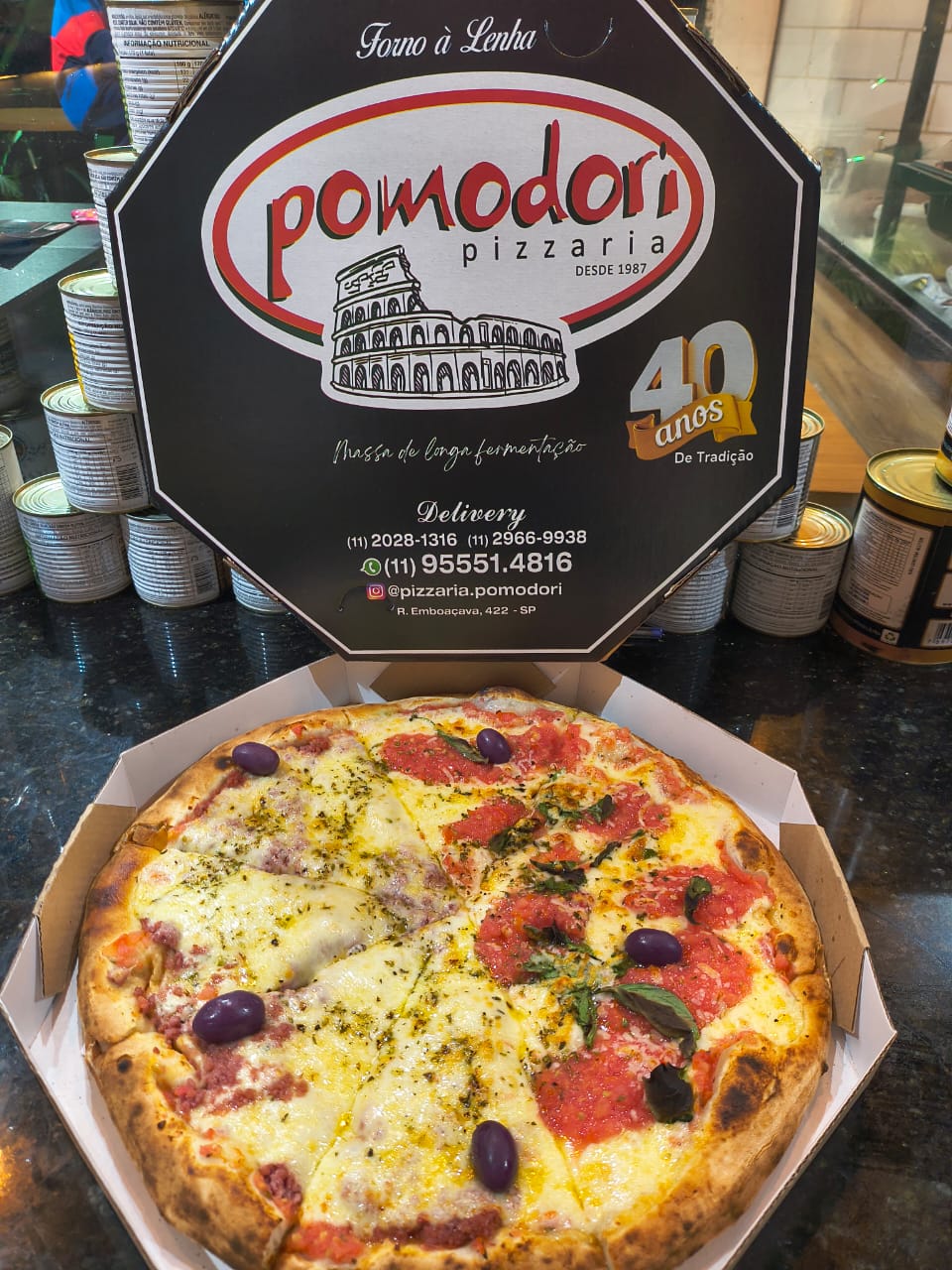 Pizza meio a meio: Toscana, com calabresa moída e mussarela, e Marguerita