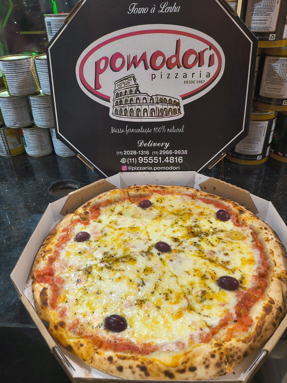 Pizza Marguerita: mussarela, manjericão, parmesão e tomate
