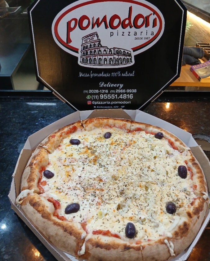 Pizza Quatro Queijos: mussarela, catupiry, provolone e parmesão