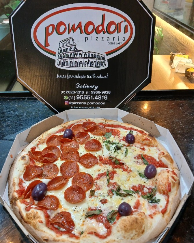 Pizza meio a meio: pepperoni com mussarela de um lado e Marguerita do outro